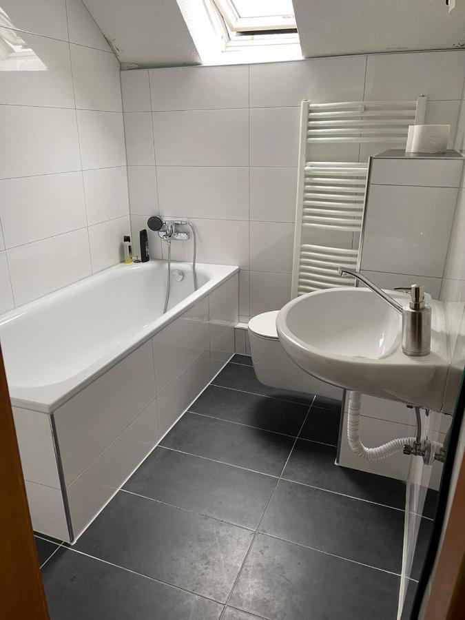Apartment Bis Zu 8 Einzelbetten Stellplatz Wifi Essen Exterior foto